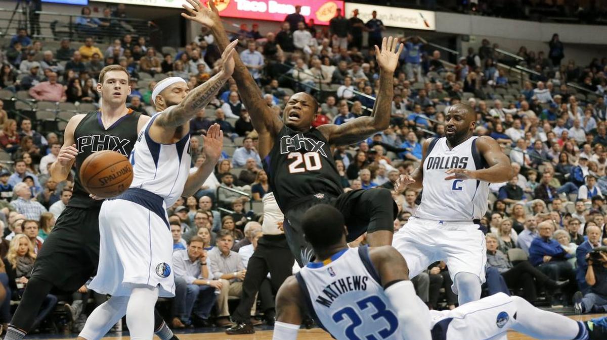 Suns guard Archie Goodwin (20) is stripped of the ball by Mavericks guard Deron Williams while also colliding with Mavericks guard Wesley Matthews.