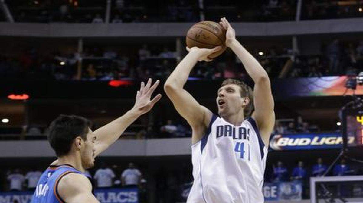
Playing center, Dirk Nowitzki scored 30 points against Steven Adams and the Thunder.


