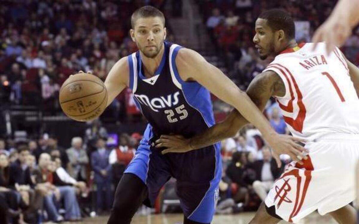
 The Mavs’ Chandler Parsons, left, scored 21 points but had a critical turnover late.
