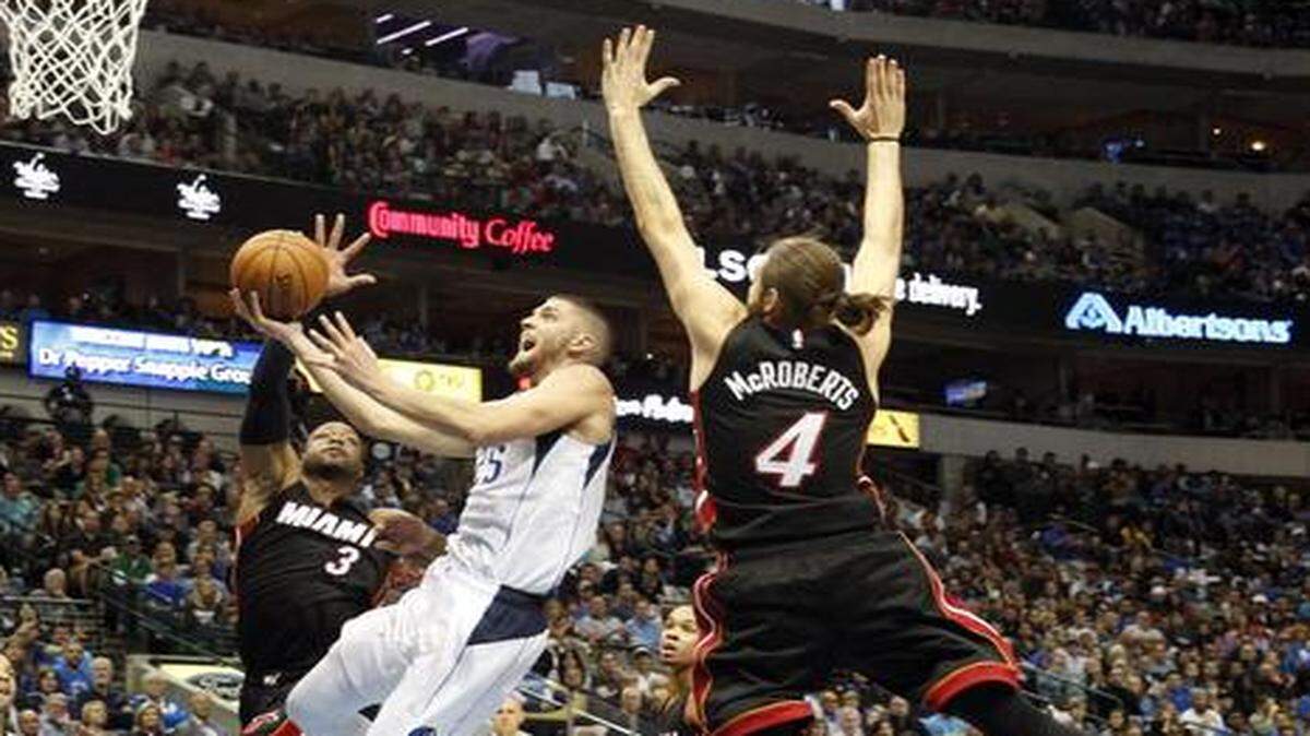 
Chandler Parsons, center, missed the Mavericks’ game against the Warriors because of a sore lower back, but hopes to play against the Knicks.


