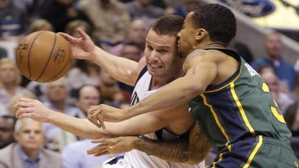 
Dallas Mavericks guard J.J. Barea (5) drives against Utah Jazz guard Trey Burke (3) during the second half of an NBA basketball game Wednesday, Feb. 11, 2015, iDallas. The Mavericks won 87-82. (AP Photo/LM Otero)
