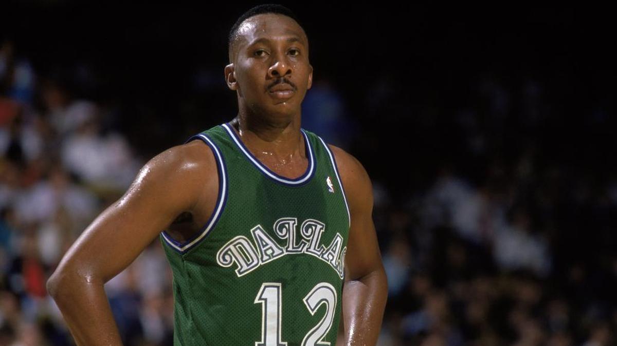 Derek Harper will have his jersey retired on Jan. 12.
