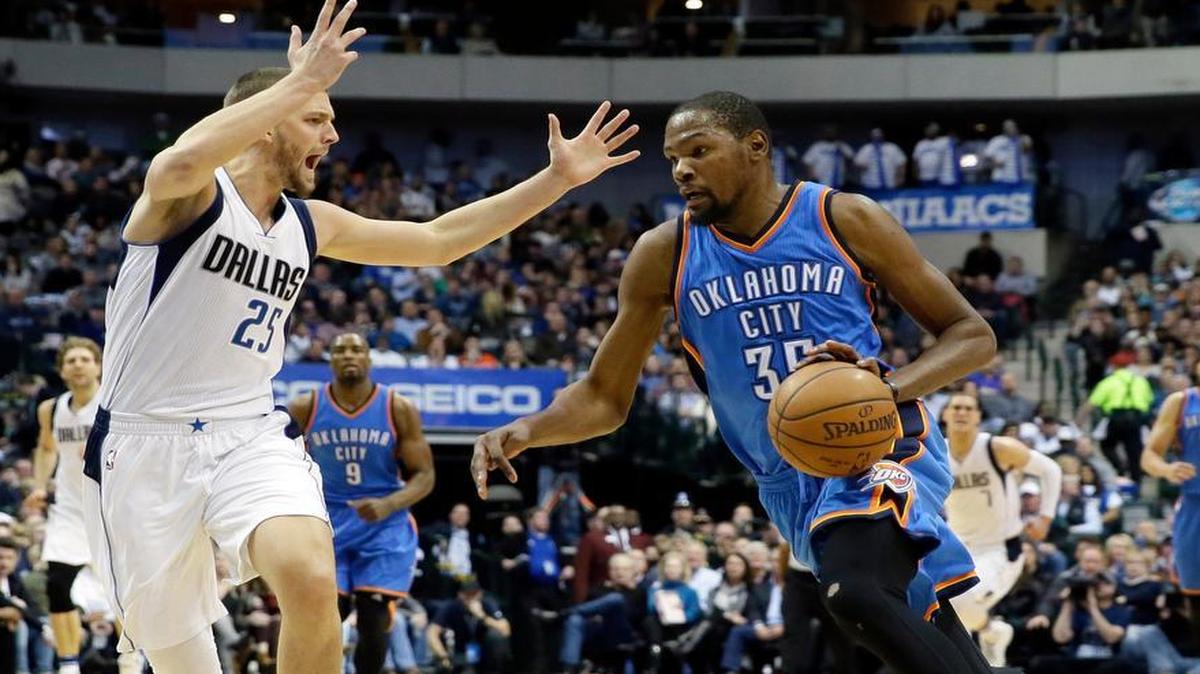 Dallas Mavericks’ Chandler Parsons (25) defends as Oklahoma City Thunder forward Kevin Durant (35) moves to the basket in the first half of an NBA basketball game, Friday, Jan. 22, 2016, in Dallas.