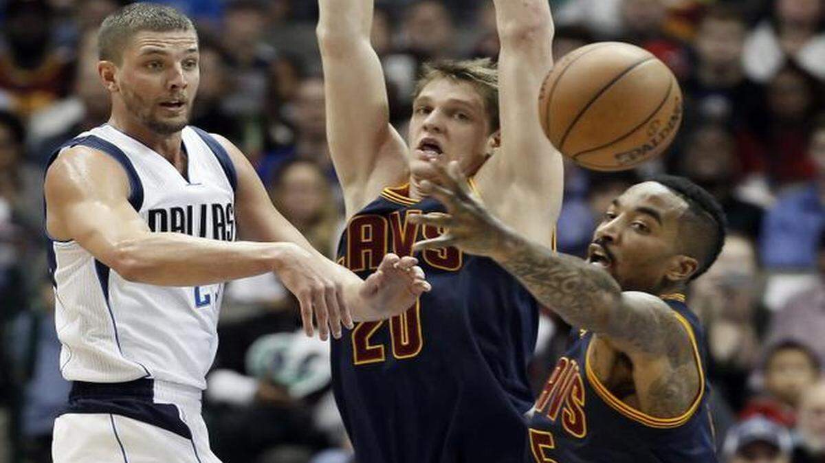 
The Mavericks are happy to have Chandler Parsons, left, back in the lineup. He is the team’s third-leading scorer this season.
