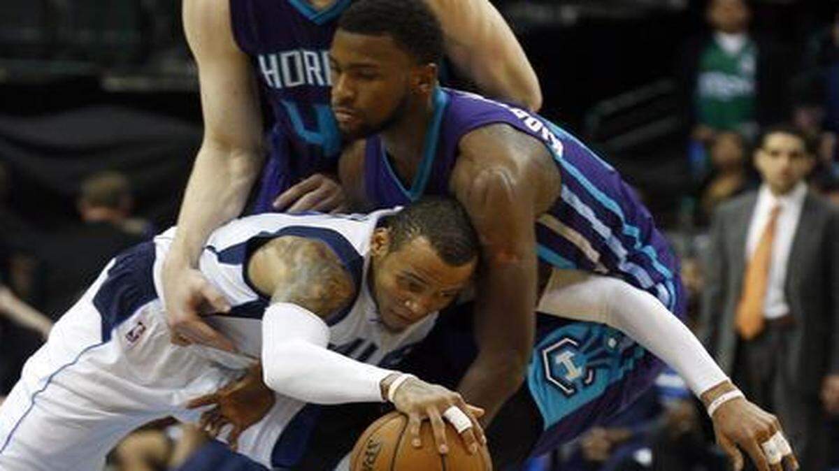 
Dallas Mavericks guard Monta Ellis (11) is fouled by Charlotte Hornets forward Michael Kidd-Gilchrist (14) at American Airlines Center on Sunday. 
