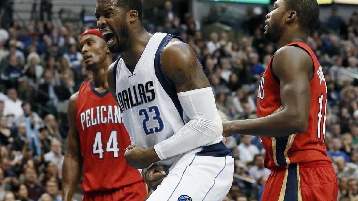 Dallas Mavericks’ Wesley Matthews (23) celebrates after scoring a basket in front of New Orleans Pelicans’ Dante Cunningham (44) and Toney Douglas, right, in the second half of an NBA basketball game Saturday, Nov. 7, 2015, in Dallas. The Mavericks won 107-98.