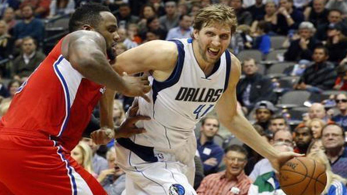 
Dallas Mavericks forward Dirk Nowitzki turns the corner against Los Angeles Clippers forward Glen Davis. 
