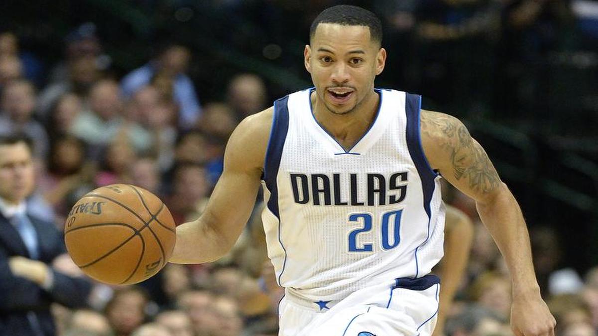 
Mavericks guard Devin Harris said DeAndre Jordan could have handled his dalliance with the Mavericks in “more of a mature way.”


