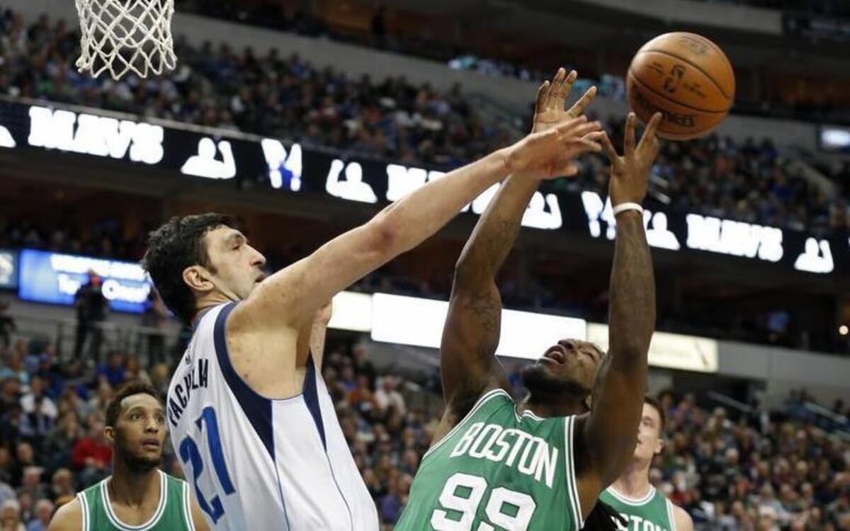 Dallas Mavericks center Zaza Pachoulia (27) and Boston Celtics forward Jae Crowder fight for a rebound during the first half Monday.