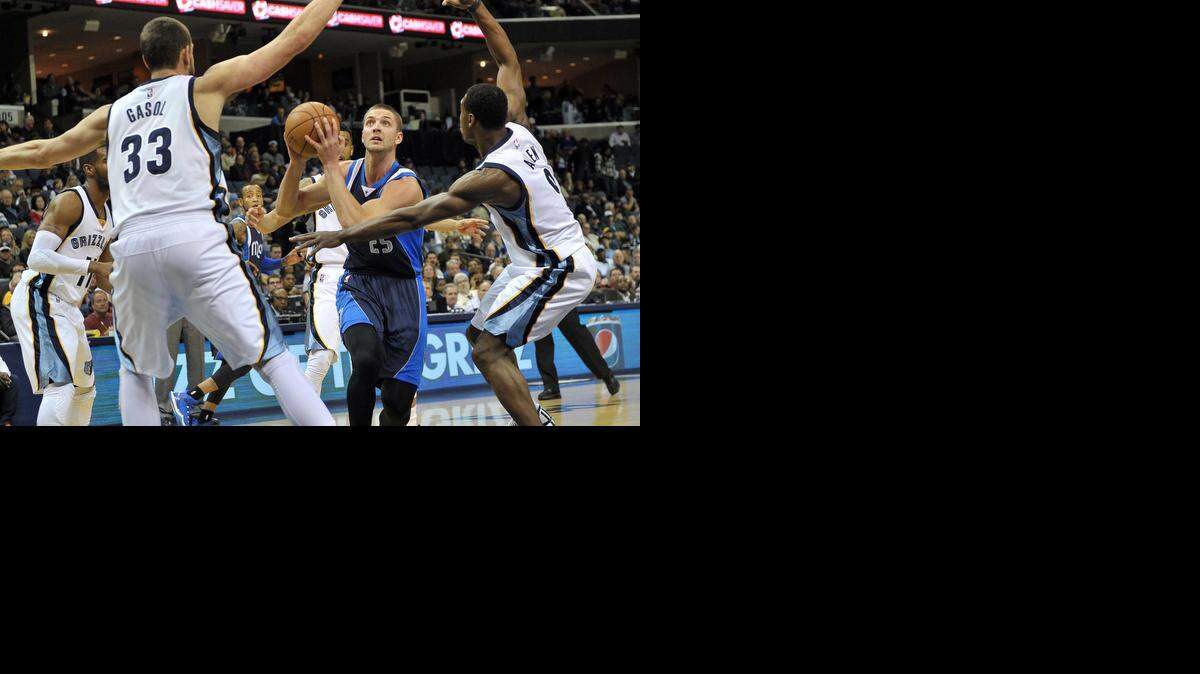 
Forward Chandler Parsons, center, scored a team-high 30 points, including 6 of 10 from 3-point range, but the Mavericks came up short in Memphis.



