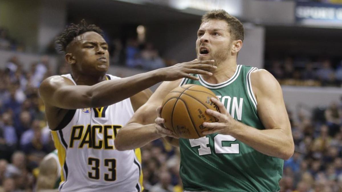 David Lee, right, officially signed with the Dallas Mavericks on Monday. He was released by Boston last week.