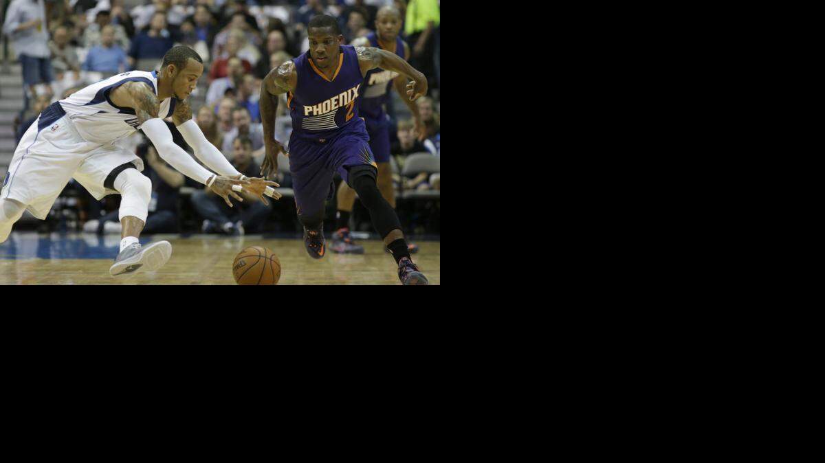
Phoenix Suns guard Eric Bledsoe (2) and Dallas Mavericks guard Monta Ellis (11) chase a loose ball during the first half Friday. 
