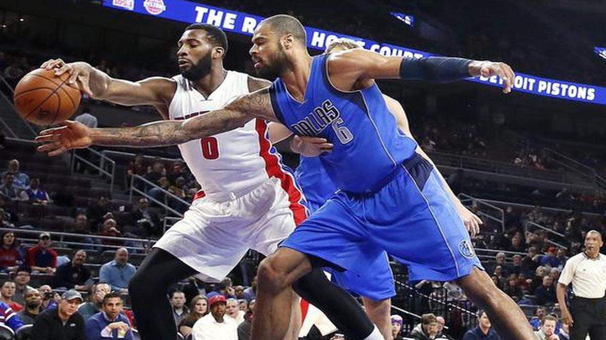
Detroit Pistons center Andre Drummond (0) and Dallas Mavericks center Tyson Chandler (6) vie for a loose ball during the first half of an NBA basketball game in Auburn Hills, Mich., Wed., Dec. 17, 2014. (AP Photo/Paul Sancya)
