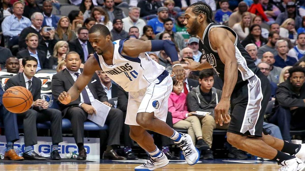 The Spurs’ Kawhi Leonard, right, scored 21 points Wednesday to keep the Mavericks and Harrison Barnes at bay.