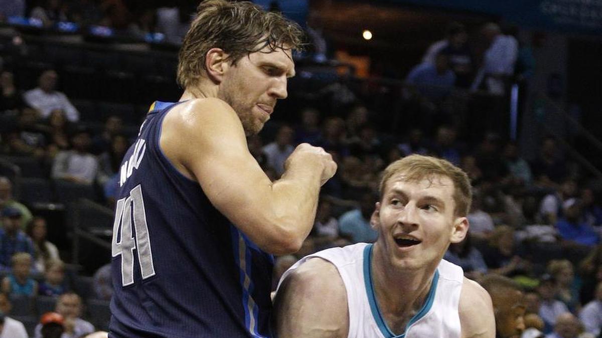 Dirk Nowitzki, left, and the Mavericks held Hornets center Cody Zeller to only one point in a 107-96 Mavs’ victory Monday.
