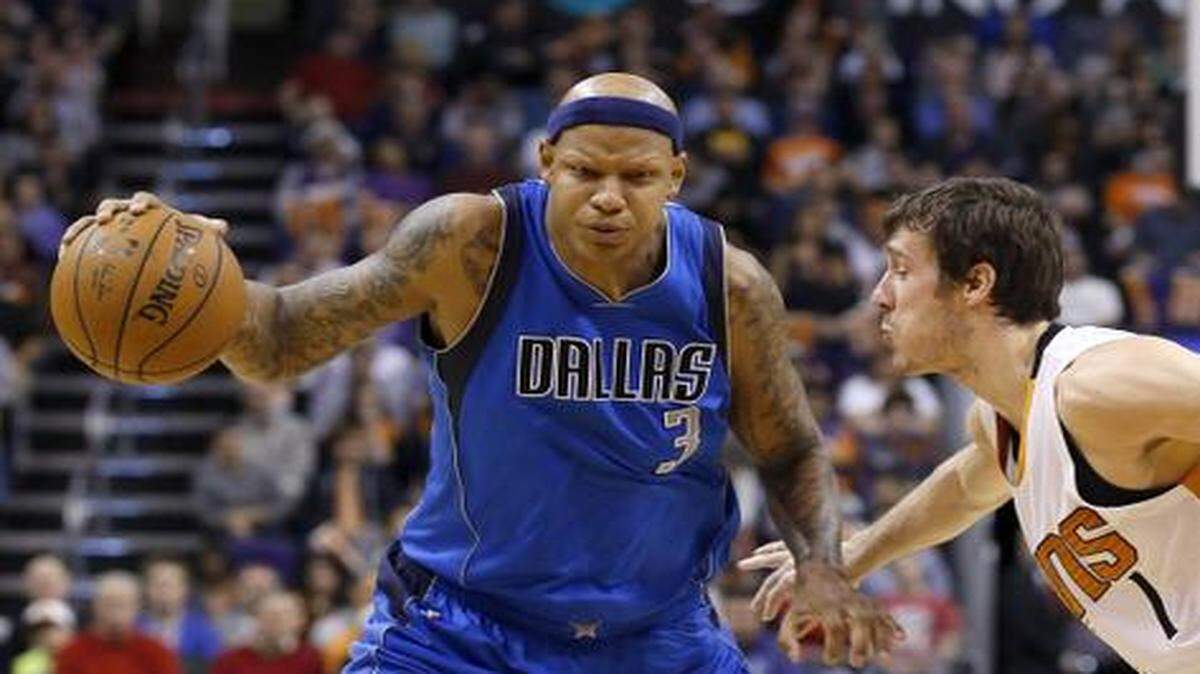 
The Mavericks’ Charlie Villanueva faces off against the Suns’ Goran Dragic on Tuesday in Phoenix. Villanueva scored a season-high 18 points in the game.


