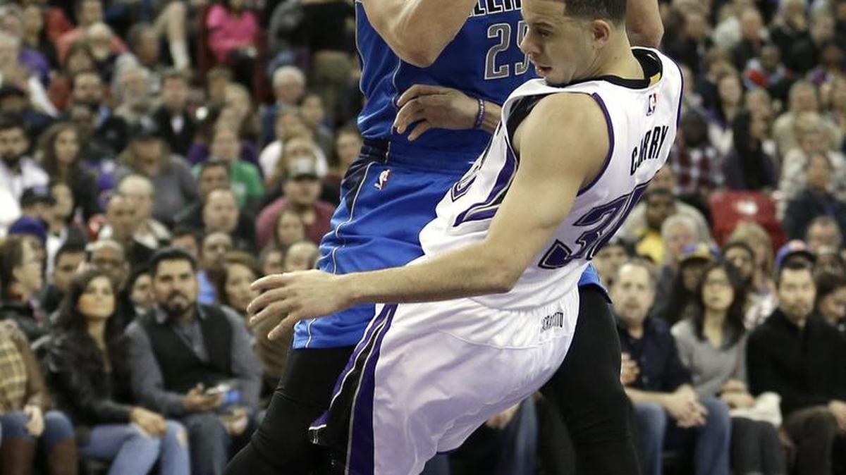 Mavericks forward Chandler Parsons, left, charging into Kings guard Seth Curry, scored 14 points on 5-of-8 shooting before being forced to leave early in the fourth quarter when reaching his 24-minute restriction.