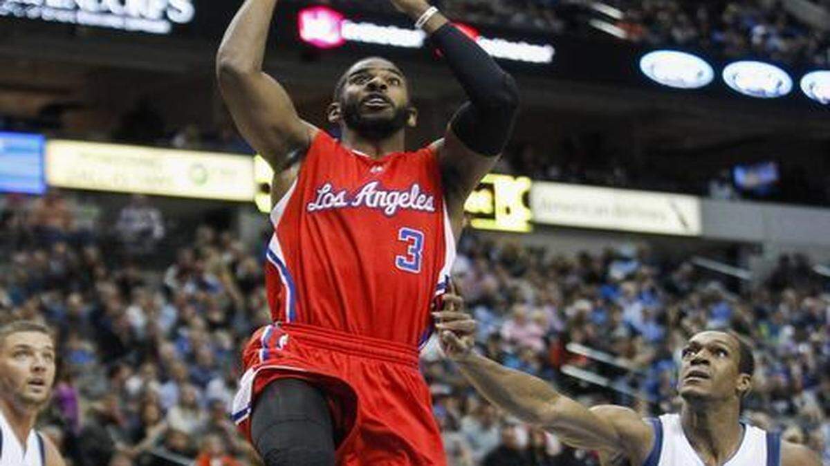 
Los Angeles Clippers guard Chris Paul had just 11 points as the defense of Rajon Rondo, right, and the Mavericks made Friday night’s meeting a one-sided game in a hurry.


