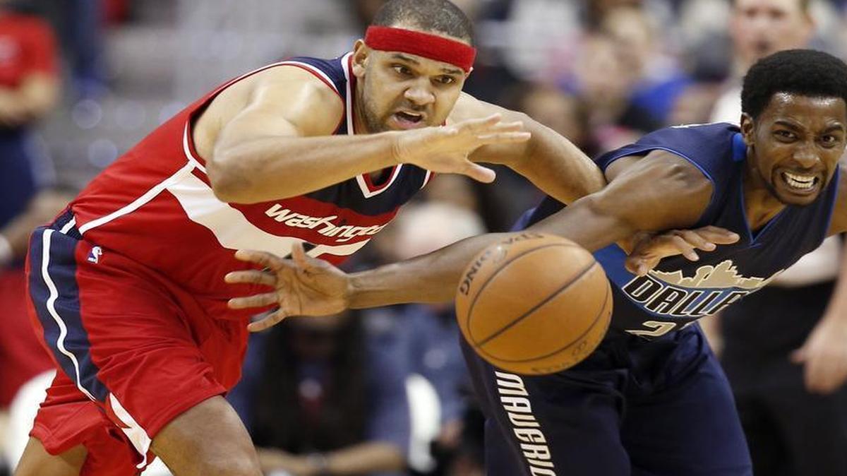 Jeremy Evans of the Mavericks, right, requested to play in a D-League game to get extra work on his defense.
