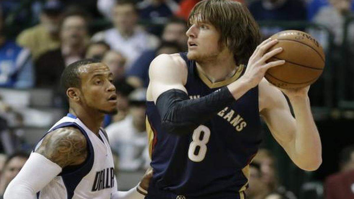 
Mavs guard Monta Ellis, left, defends Pelicans forward Luke Babbitt during the Mavericks’ victory Wednesday.


