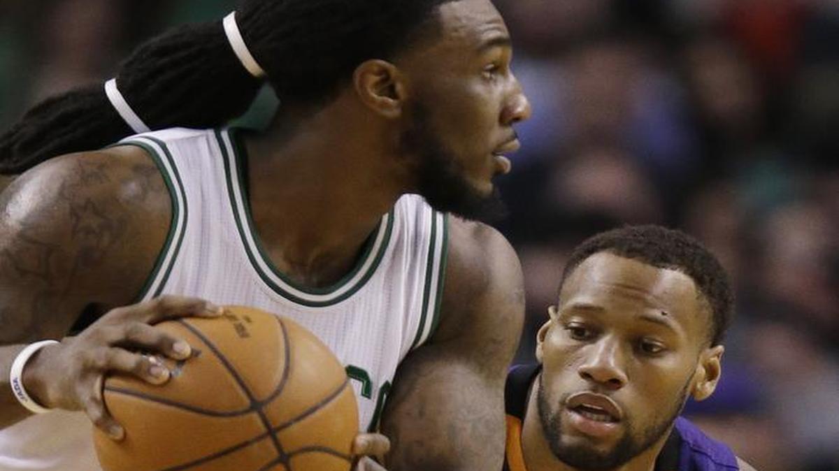 Boston Celtics forward Jae Crowder, left, returns to American Airlines Center to face his former employer, the Dallas Mavericks, at 7:30 p.m. Monday in Dallas. This is Boston’s first visit to Dallas since the December 2014 trade that included Crowder for Rajon Rondo.