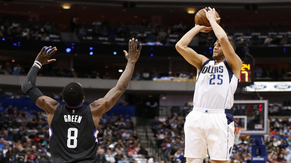 Like many of his teammates, Chandler Parsons, right, couldn’t find his touch Monday against Jeff Green and the Clippers. Parsons finished 1-for-5 from 3-point range, part of the Mavericks’ 4-for-25 performance (16 percent).