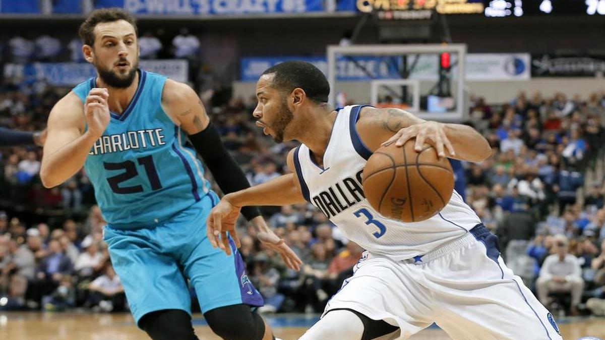 Mavericks guard Devin Harris, in action against the Hornets and Marco Belinelli earlier this season, scored a season-high 17 points in 17 minutes in Tuesday’s victory over the Wizards.