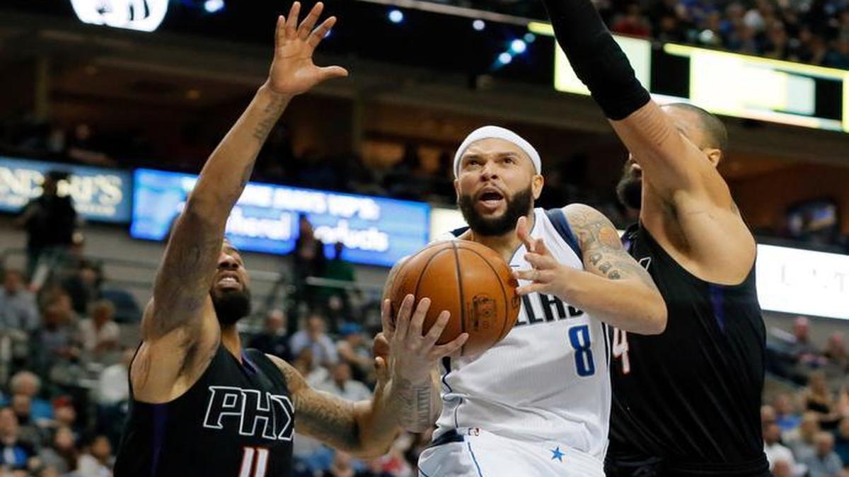 Mavericks guard Deron Williams scored a game-high 27 points Sunday night against Phoenix.