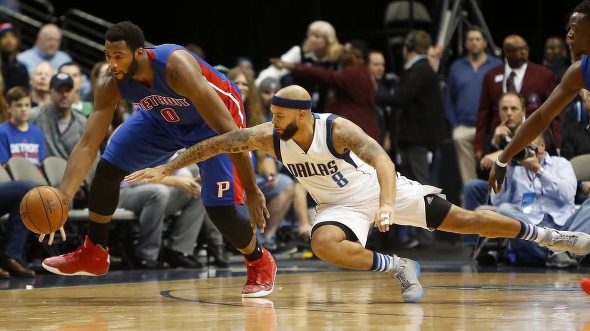 Dallas Mavericks guard Deron Williams will miss his fourth consecutive game tonight with an abdominal injury.