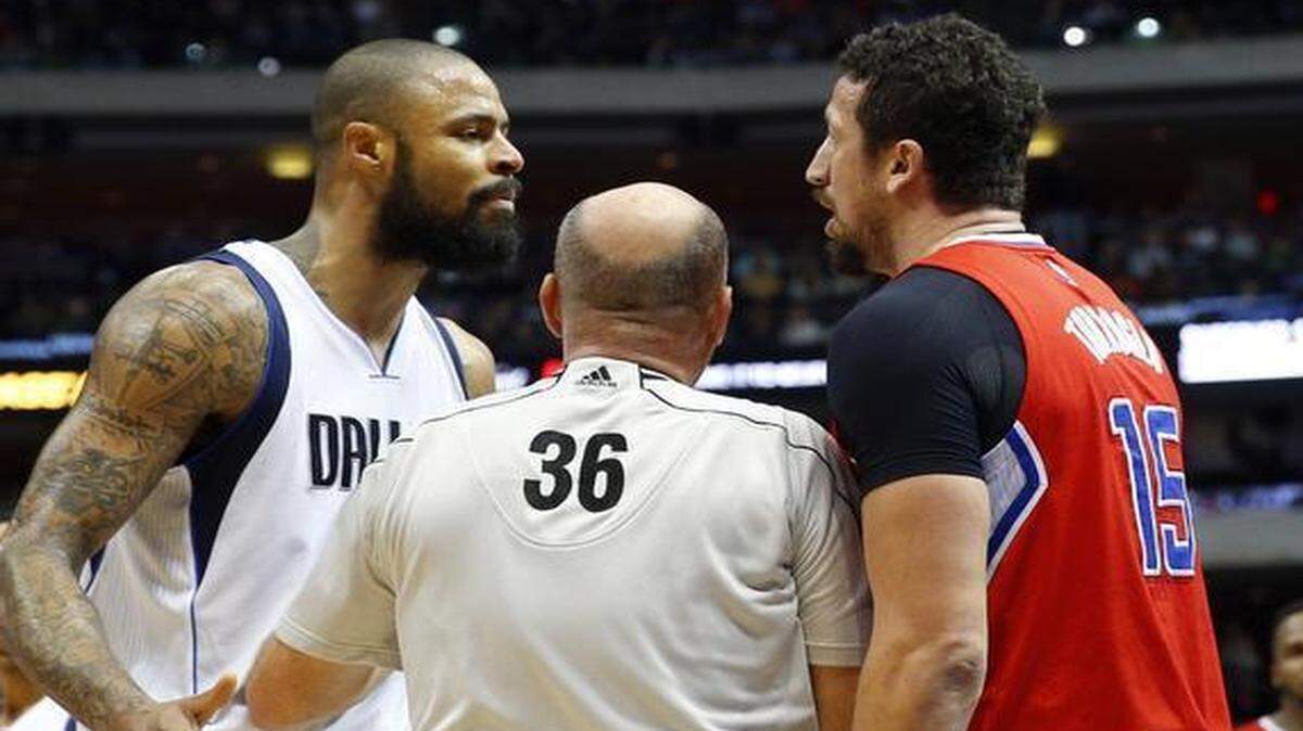 
Tyson Chandler, left, said losing big to the Cavaliers last week was the kick in the pants that the Mavericks needed. Dallas responded Friday by routing Hedo Turkoglu and the Clippers.



