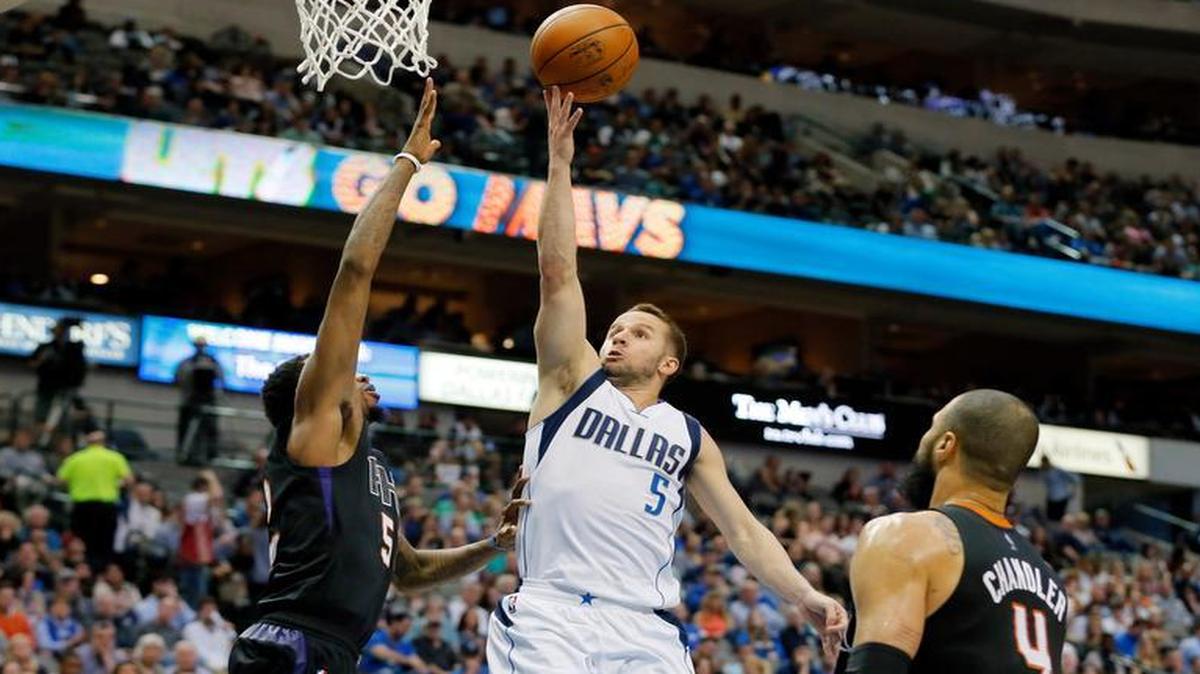 Dallas Mavericks guard J.J. Barea (5) of Puerto Rico goes up for a shot between Phoenix Suns' Jordan McRae, left, and Tyson Chandler (4) in the second half of an NBA basketball game, Sunday, Jan. 31, 2016, in Dallas.