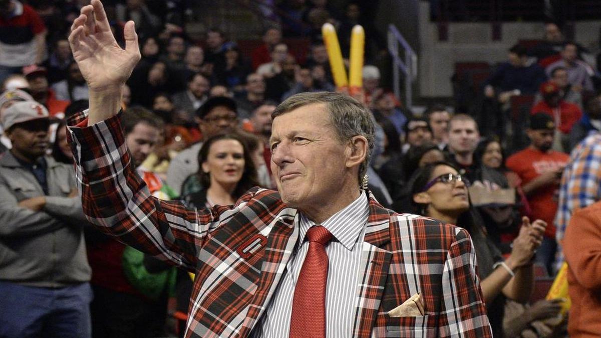 Craig Sager acknowledges the crowd during a timeout in an NBA game between the Chicago Bulls and the Oklahoma City Thunder in Chicago on March 5, 2015. The longtime NBA sideline reporter has died at the age of 65 after a battle with cancer.
