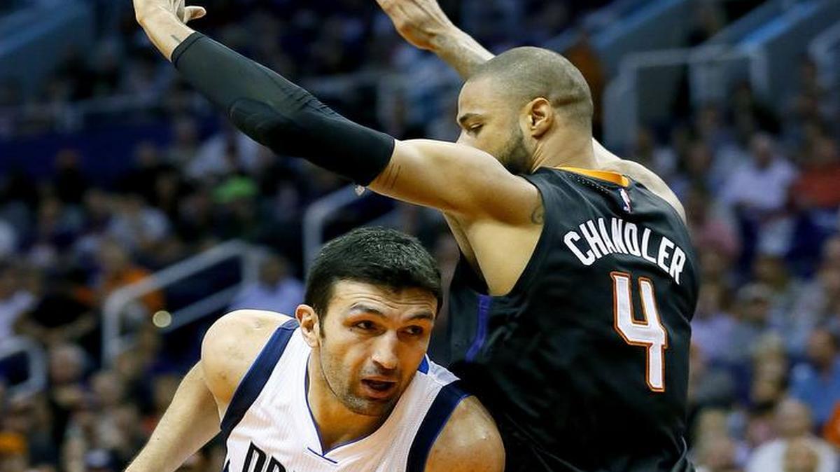 Suns center Tyson Chandler, right, guarding the Mavericks’ Zaza Pachulia in Wednesday’s season opener, left in the off-season after his second one-year stint in Dallas.