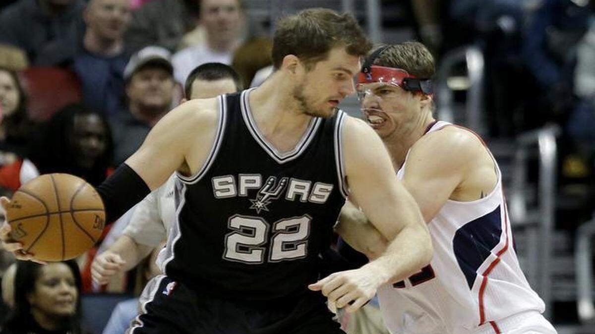 
Spurs center Tiago Splitter scored a season-high 23 points against Kyle Korver and the Atlanta Hawks on Sunday as the San Antonio won its third game in a row. The Spurs and the Mavericks meet on Tuesday in Dallas and Friday in San Antonio.


