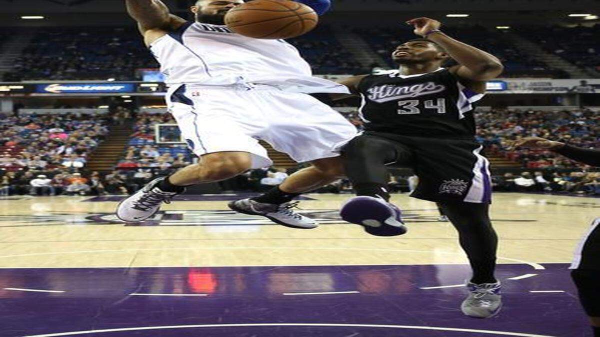 
Tyson Chandler, left, said the Mavericks need to do a better job of feeding off home-crowd energy.


