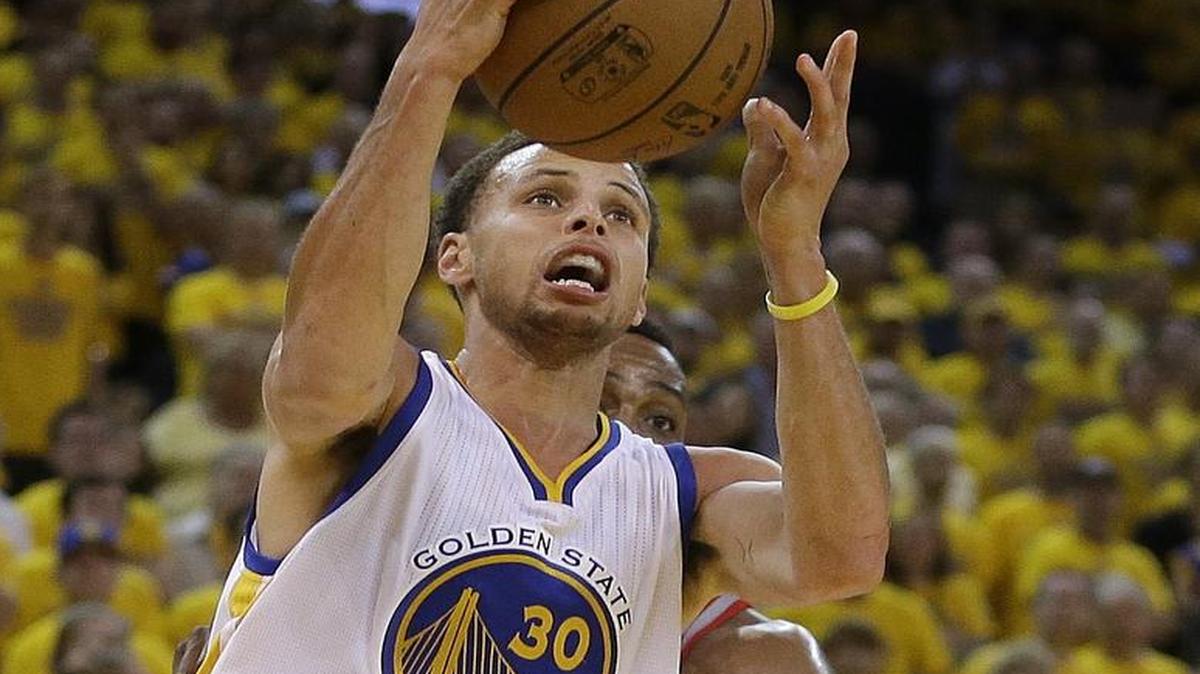 Stephen Curry averaged 23.8 points and 7.7 assists last season, when he was the NBA’s Most Valuable Player and led the Warriors to the championship.