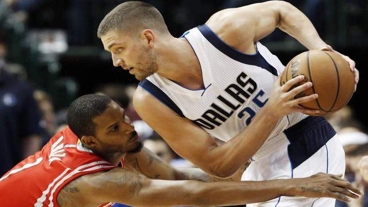 
Chandler Parsons, right, in action Friday against the Rockets’ Trevor Ariza, is averaging 15.4 points and 4.8 rebounds this season.


