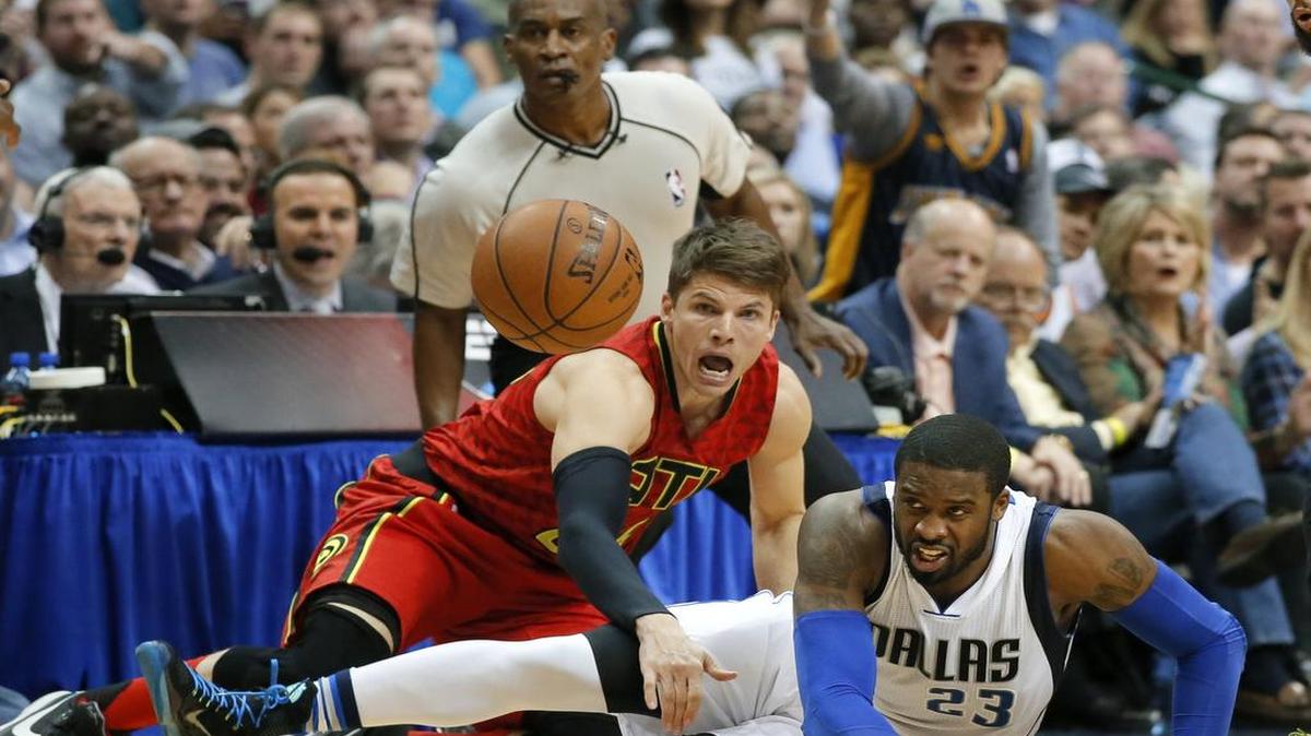 Wesley Matthews, right, and the Mavericks failed to come up with enough hustle plays to overcome Kyle Korver and the Hawks.