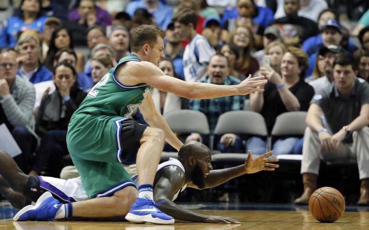 In six games with the Mavericks entering Monday, David Lee was averaging 7.8 points and 5.1 rebounds in 16.4 minutes per contest.