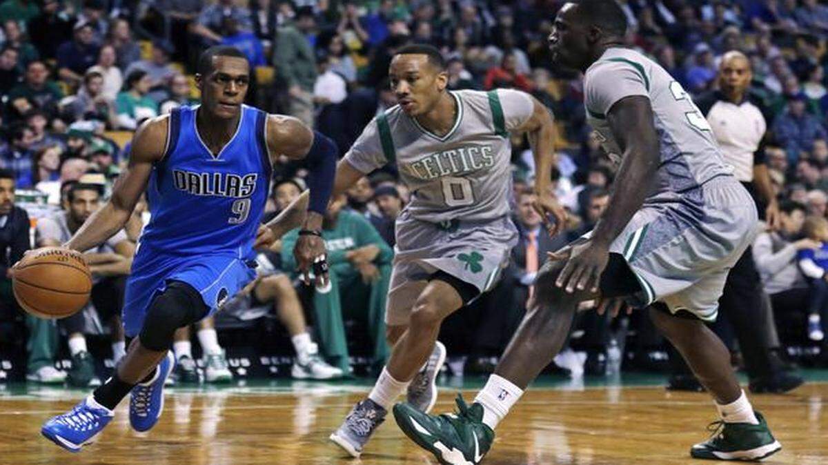 
Rajon Rondo, who scored a game and season-high 29 points, was too much for Avery Bradley, center, Brandon Bass and the Celtics.


