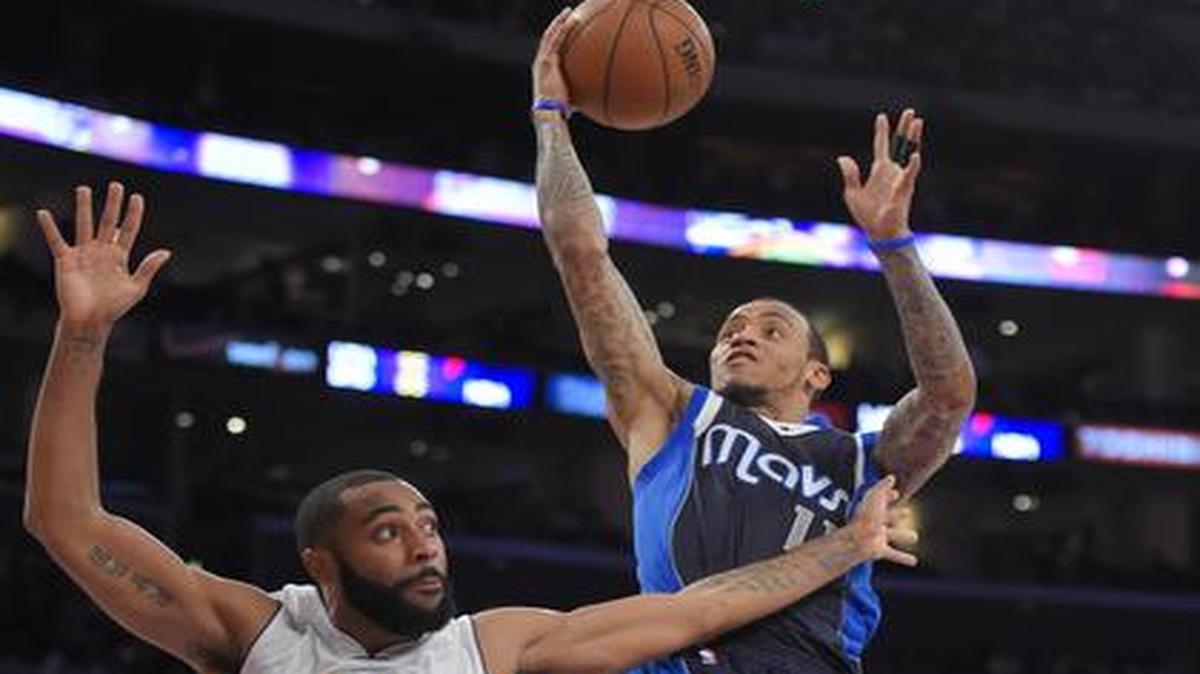 
Dallas Mavericks guard Monta Ellis, right, goes up for a shot as Los Angeles Lakers guard Wayne Ellington defends. Ellis scored a game-high 31 points, including 26 in the second half.

