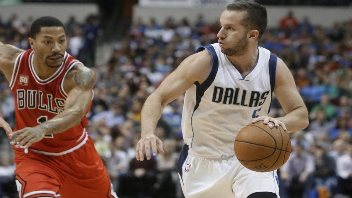 Mavericks guard J.J. Barea, right, scored 26 points against the Bulls and Derrick Rose on Saturday. Barea has scored 58 points in the last two games, his only starts of the season.