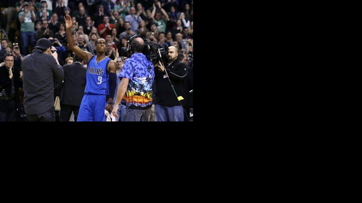 
Mavericks guard Rajon Rondo acknowledges his warm greeting by Celtics fans in his return to Boston on Friday night.


