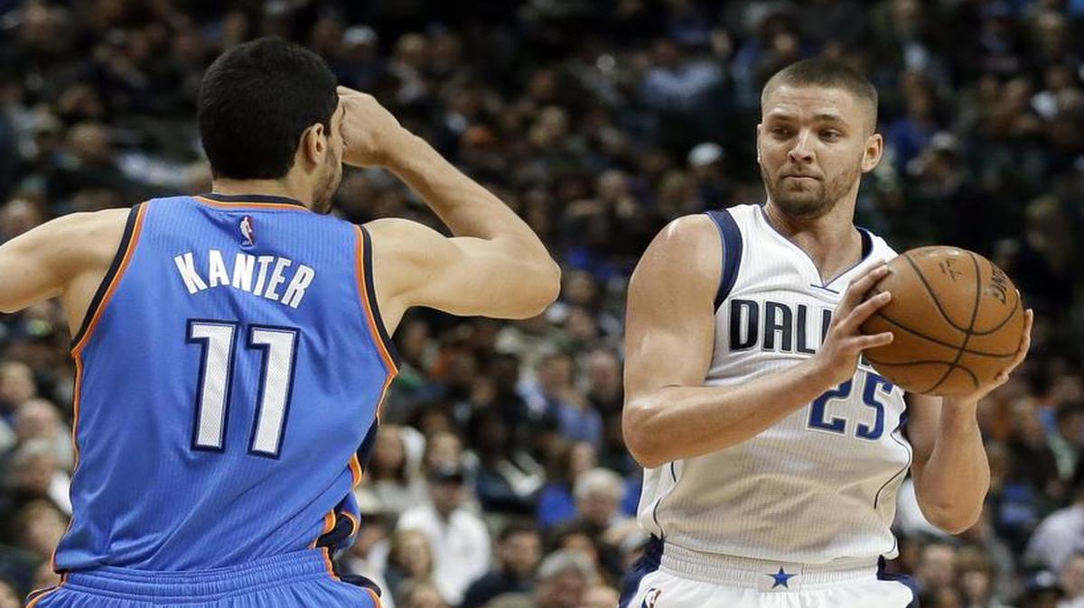 Mavericks small forward Chandler Parsons, right, scored 26 points on Friday against Oklahoma City and Enes Kanter,