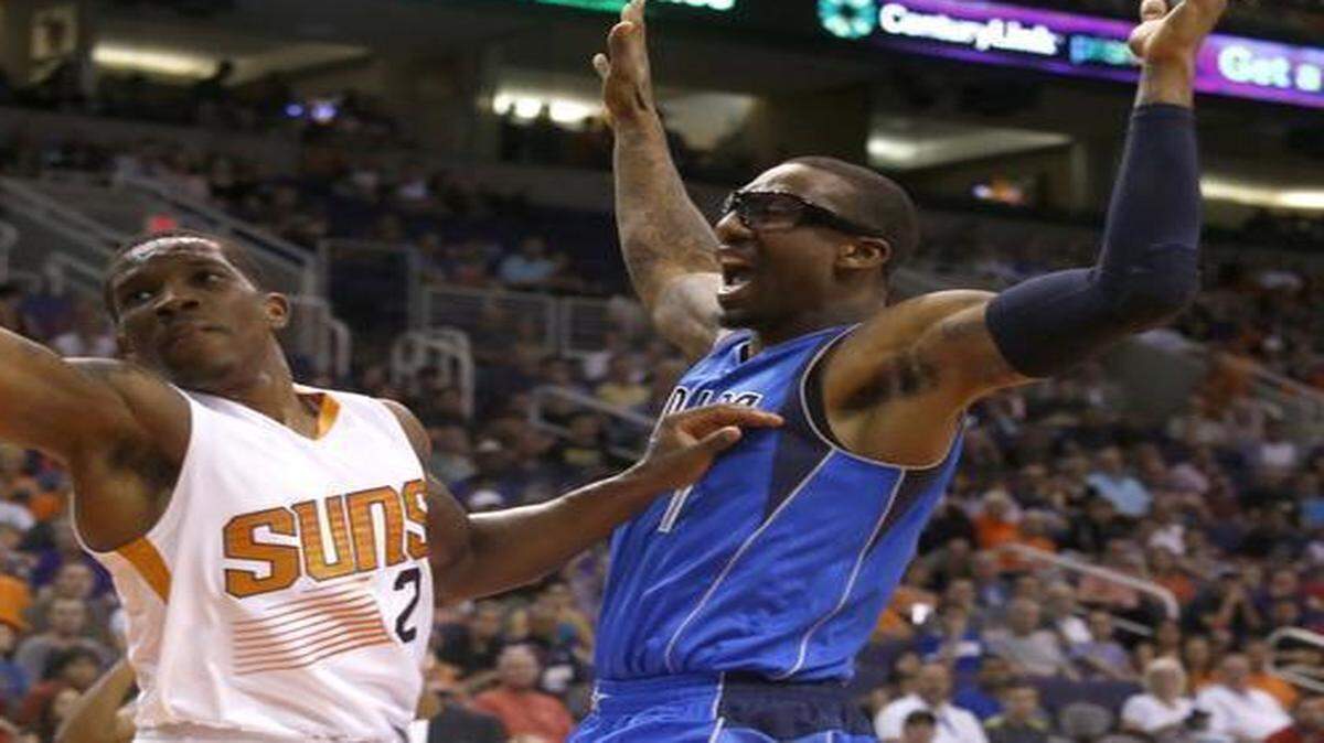 
Eric Bledsoe, left, who is averaging 17.7 points and 6.0 assists, and the Suns are 3-0 against Amar’e Stoudemire and the Mavericks this season.


