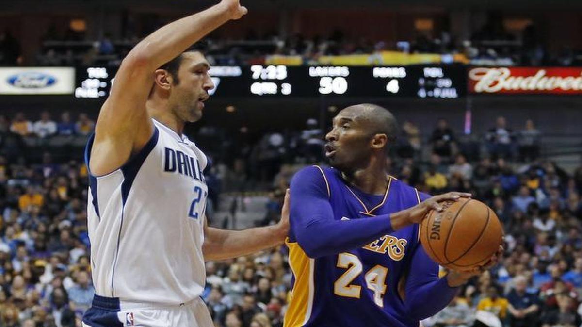 Mavericks guard Wesley Matthews (23) and center Zaza Pachulia (27) team up to play defense against Los Angeles Lakers forward Kobe Bryant.