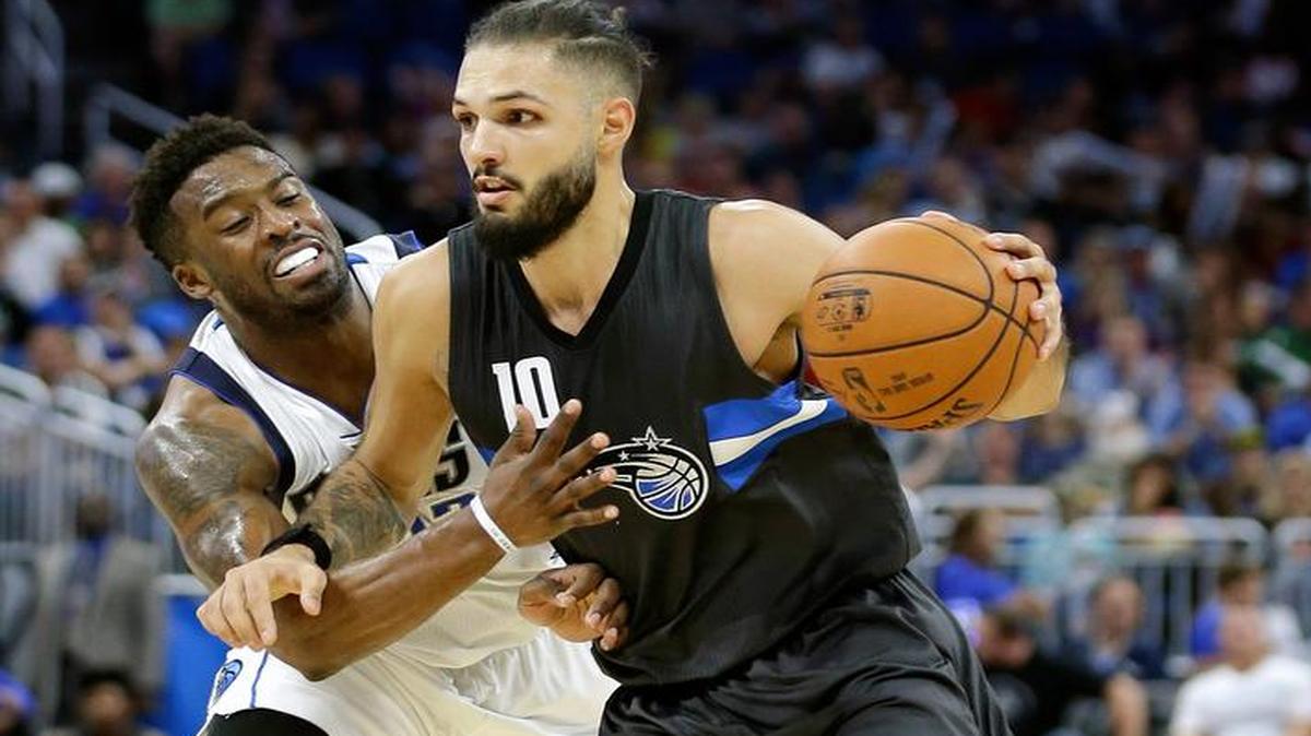 Orlando Magic’s Evan Fournier (10) makes a move to the basket against Dallas Mavericks’ Wesley Matthews during the second half of an NBA basketball game, Saturday, Nov. 19, 2016, in Orlando, Fla. Orlando won 95-87.