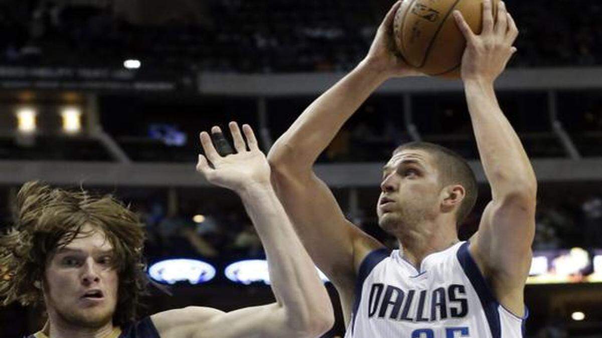 
Mavericks forward Chandler Parsons, right, driving against Pelicans forward Luke Babbitt on Wednesday, has averaged 26 points over his last three games.


