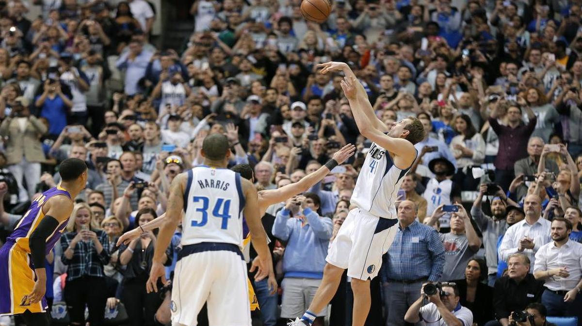 Dirk Nowitzki, right, sinks a shot early in the second quarter Tuesday, giving him 30,000 points for his career.
