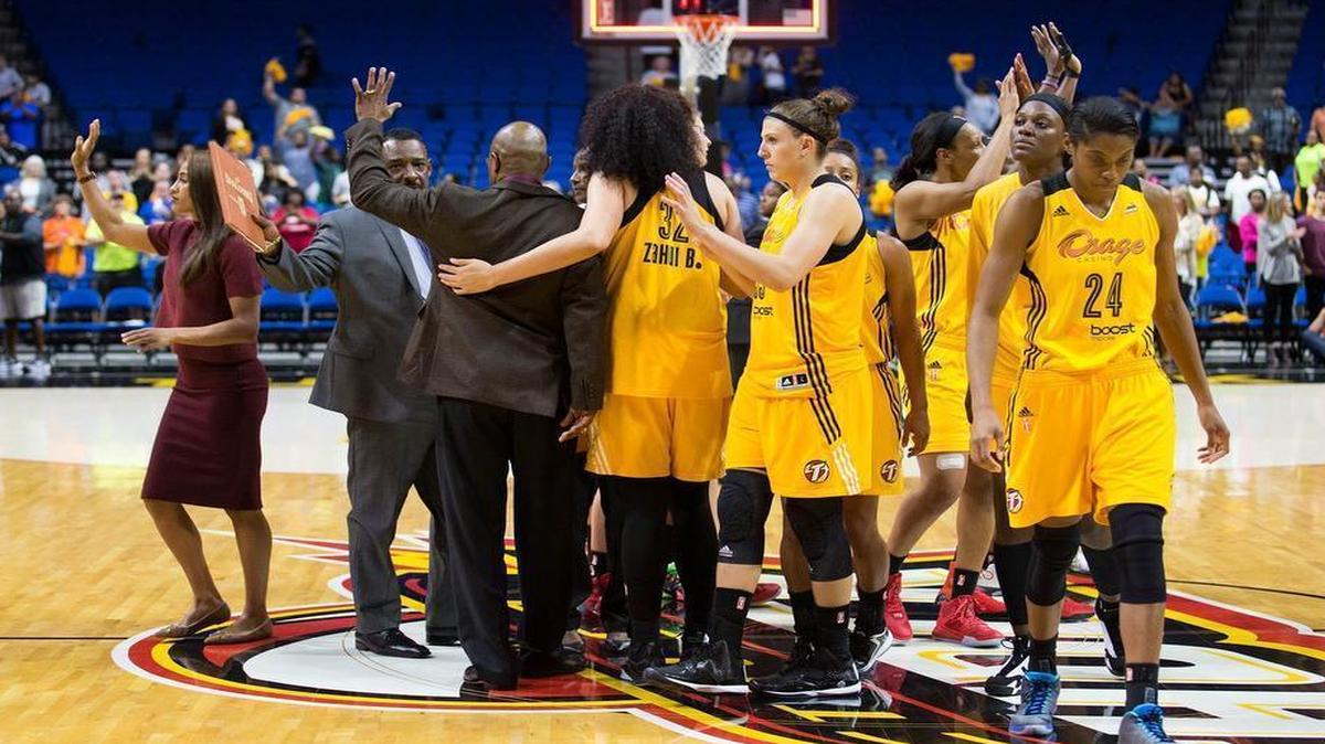
Tulsa Shock players say goodbye to Tulsa fans after Game 2 of the WNBA basketball Western Conference semifinals, Saturday, Sept. 19, 2015, in Tulsa, Okla. 
